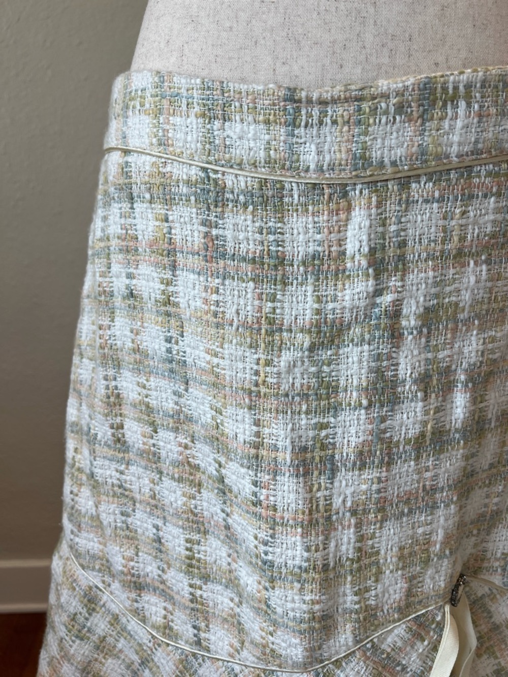 kenzie Cotton Tweed Asymmetrical Flared Skirt with Ribbon Accent. Size 8 - Picture 3 of 9